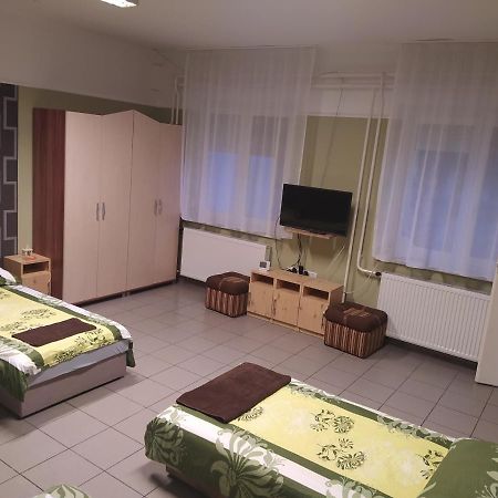 Pingpong Apartman Шольтвадкерт Экстерьер фото